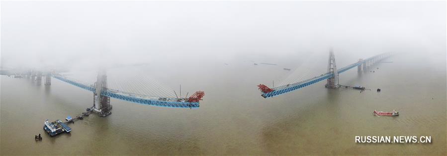 На строительстве вантового моста с крупнейшим в мире пролетом через реку Янцзы в Наньтуне завершено сооружение главной опоры
