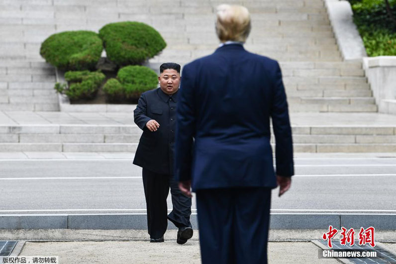 Д. Трамп и Ким Чен Ын встретились и пожали друг другу руки в Пханмунджоме