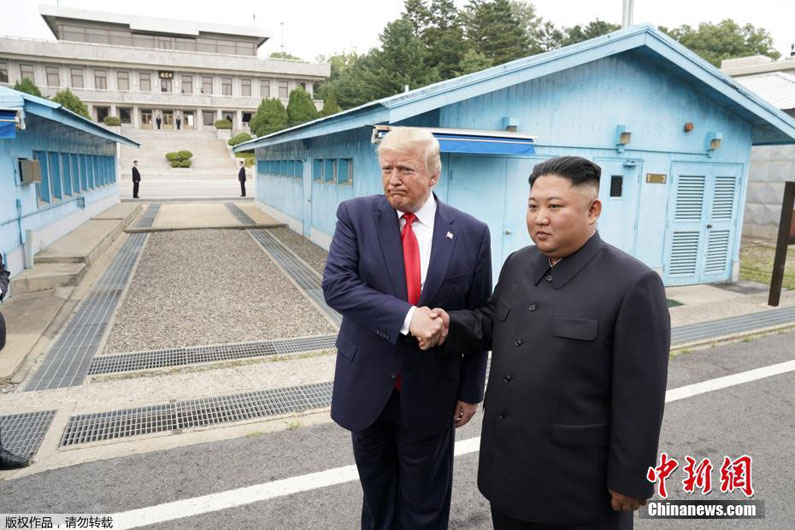 Д. Трамп и Ким Чен Ын встретились и пожали друг другу руки в Пханмунджоме