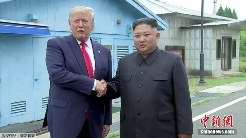 Д. Трамп и Ким Чен Ын встретились и пожали друг другу руки в Пханмунджоме
