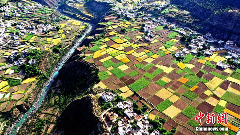 Цветная горная долина в Юго-Западном Китае