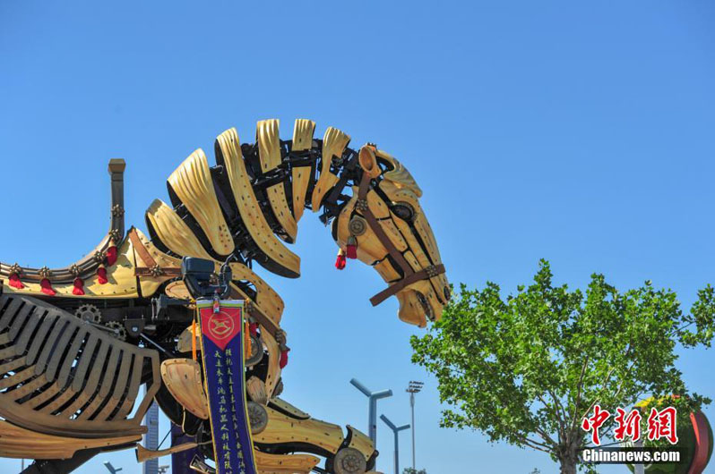 В городе Далянь появилась механическая лошадь высотой девять метров