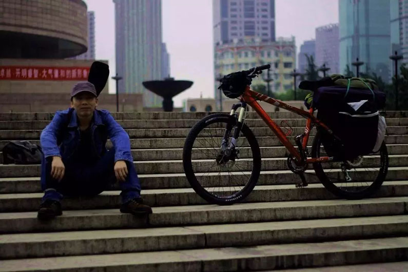 Китаец за семь лет объездил 44 страны на велосипеде