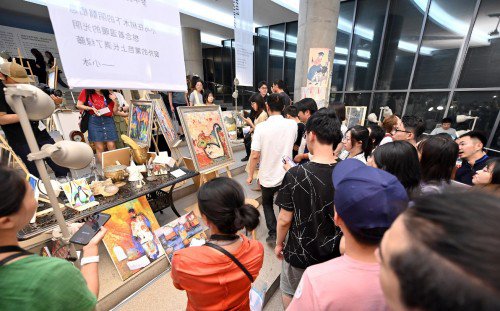 В Пекине открылась выставка картин, написанных роботом