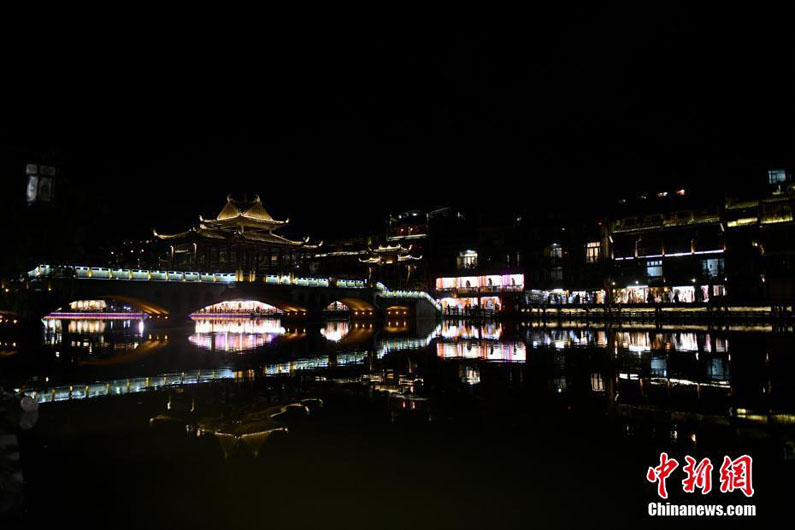 Ночной пейзаж в китайском городе Фэнхуан