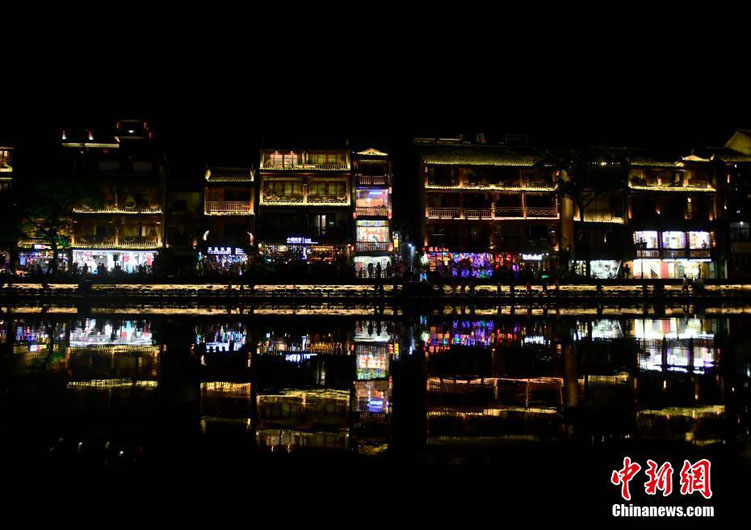 Ночной пейзаж в китайском городе Фэнхуан