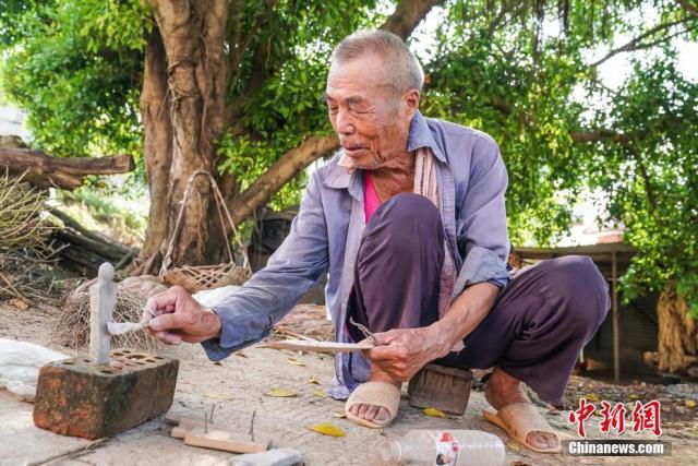 80-летний китаец за 18 лет построил «мини-театр» из цемента