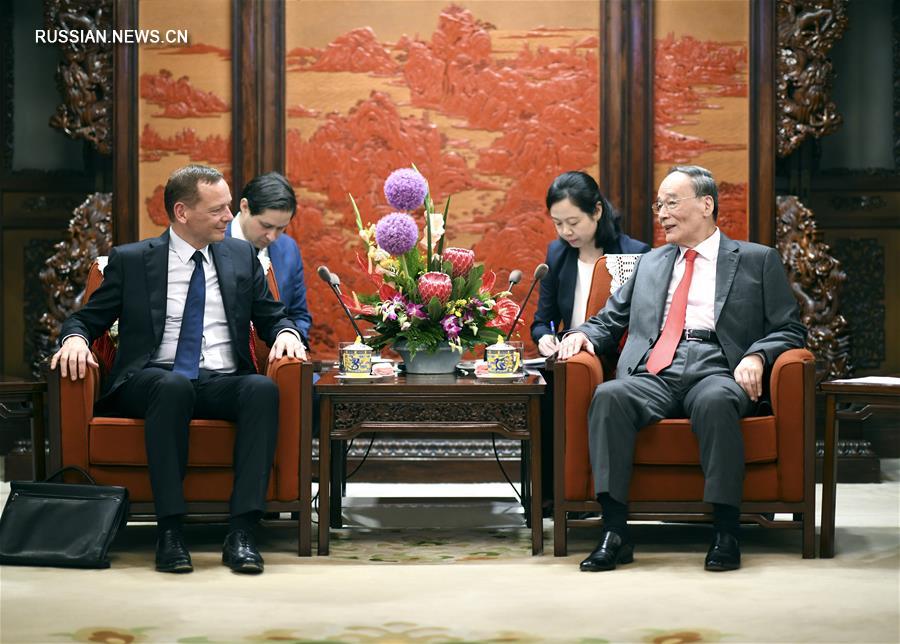 Ван Цишань встретился с дипломатическим советником президента Франции Эммануэлем Бонне