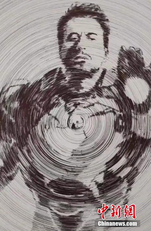 Китаец нарисовал Железного человека с помощью проведения 3000 кругов циркулем