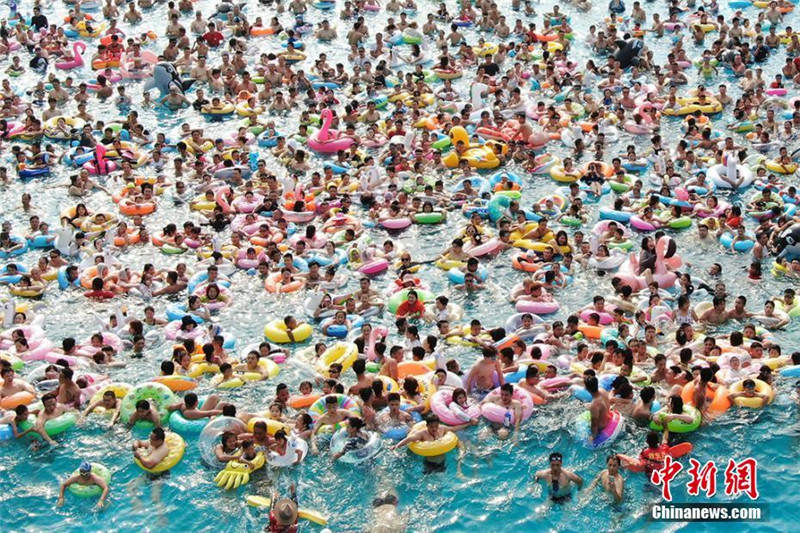 Жители города Нанкин купаются в воде для защиты от жары