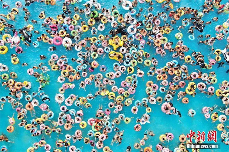 Жители города Нанкин купаются в воде для защиты от жары