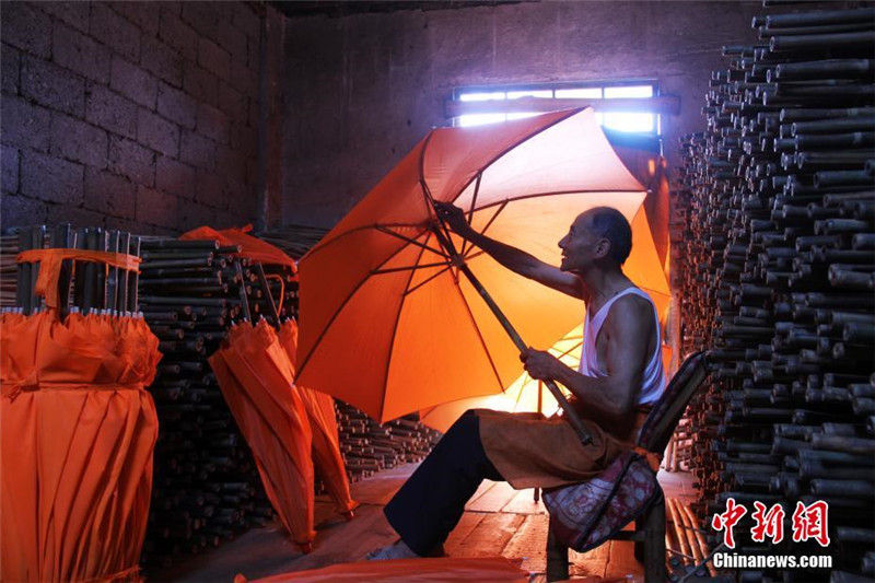 Производство зонтов из промасленной ткани в деревне Гуфэн Китая