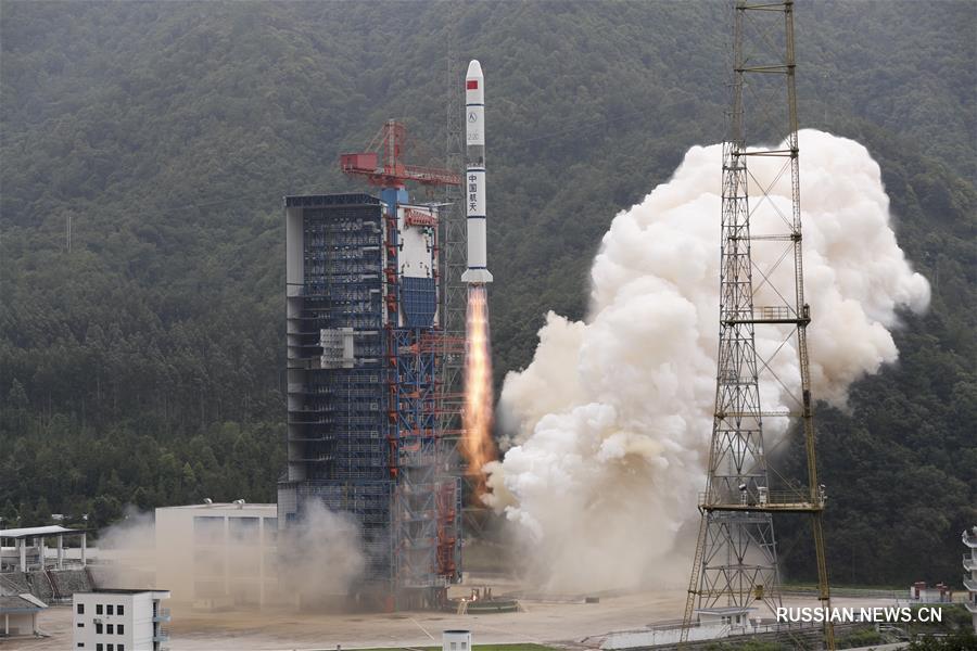 Китай успешно запустил пятую группу спутников "Яогань-30"