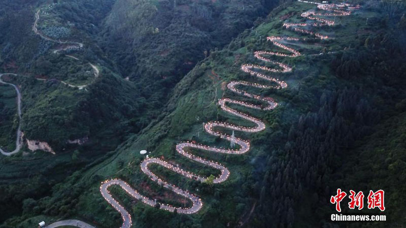 Факельное шествие на шоссе с 68 изгибами в Юго-Западном Китае