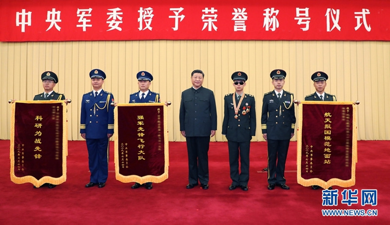 Си Цзиньпин подписал указ о присвоении почетных званий солдату и 3 воинским частям