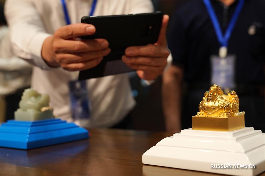 В Пекине прошла презентация коллекционных драгоценных изделий с эмблемой зимней Олимпиады 2022