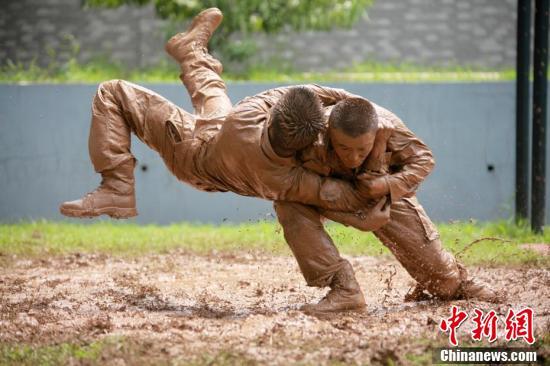 Обучение китайских военнослужащих в летний зной