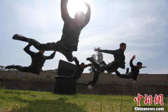 Обучение китайских военнослужащих в летний зной