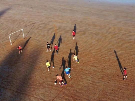 Китаец построил футбольное поле на песчаном пляже