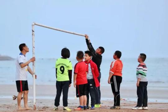 Китаец построил футбольное поле на песчаном пляже