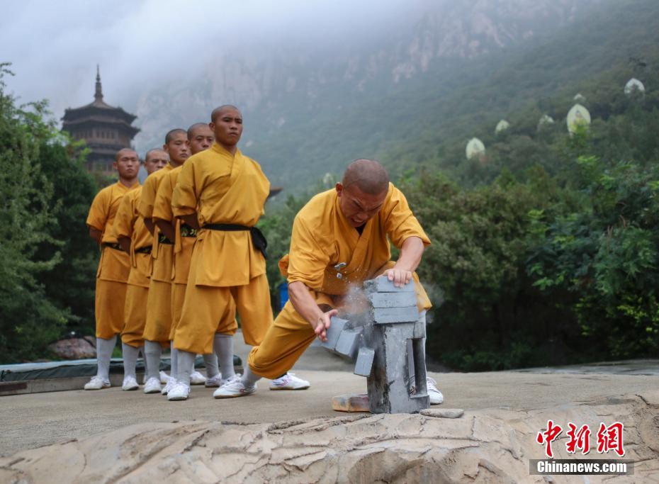 Боевые монахи Шаолиня занимаются кунфу в самые жаркие летние дни