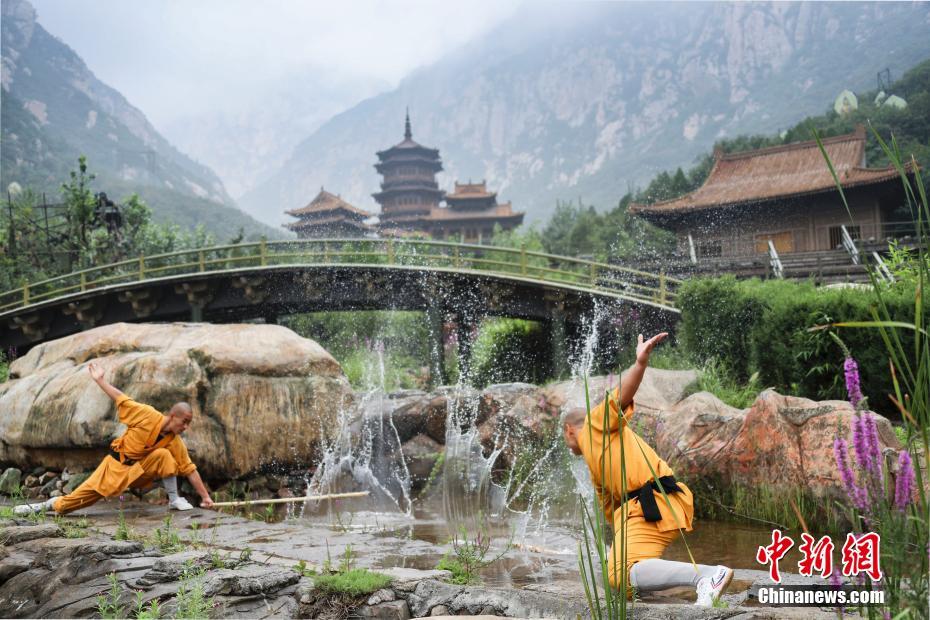 Боевые монахи Шаолиня занимаются кунфу в самые жаркие летние дни