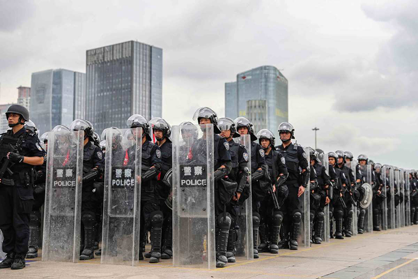 Полиция г. Шэньчжэнь провела масштабные учения под кодом “Сверкающий меч”