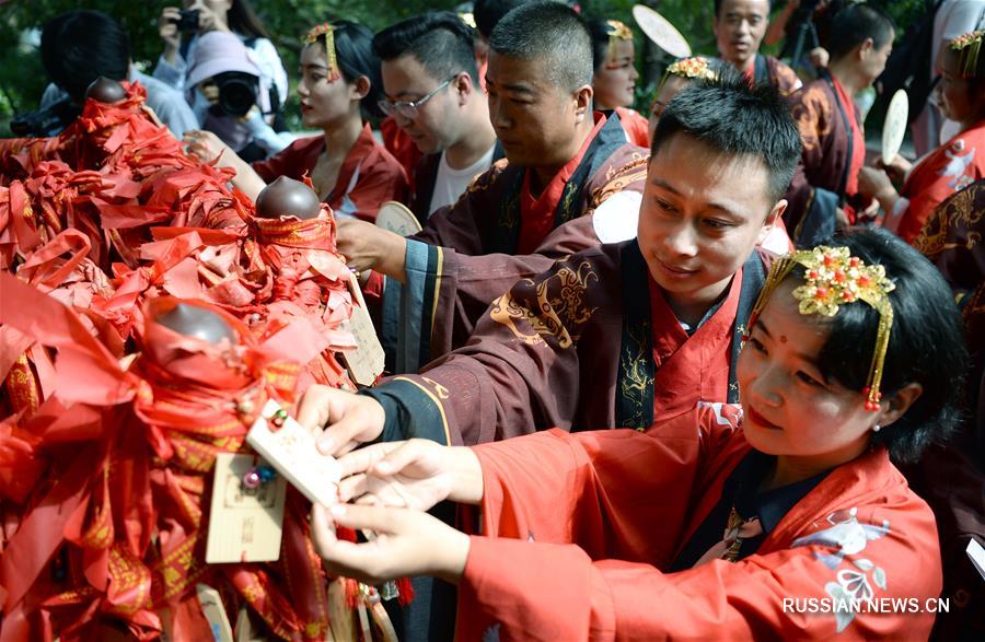 77 супружеских пар отметили праздник Циси в сианьском дворце Хуацин
