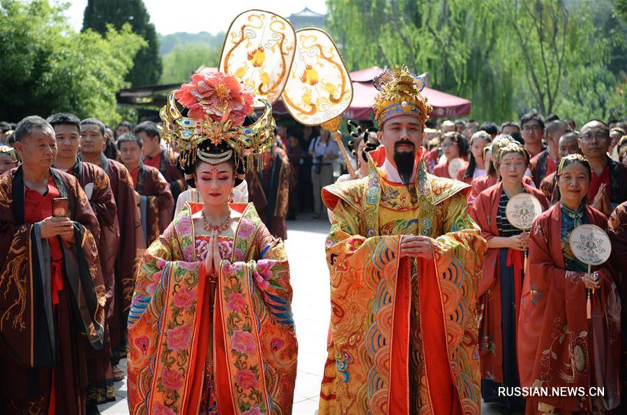 77 супружеских пар отметили праздник Циси в сианьском дворце Хуацин