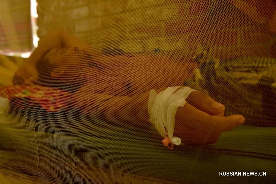 Из-за вспышки эпидемии лихорадки Денге в Бангладеш местные больницы переполнены больными