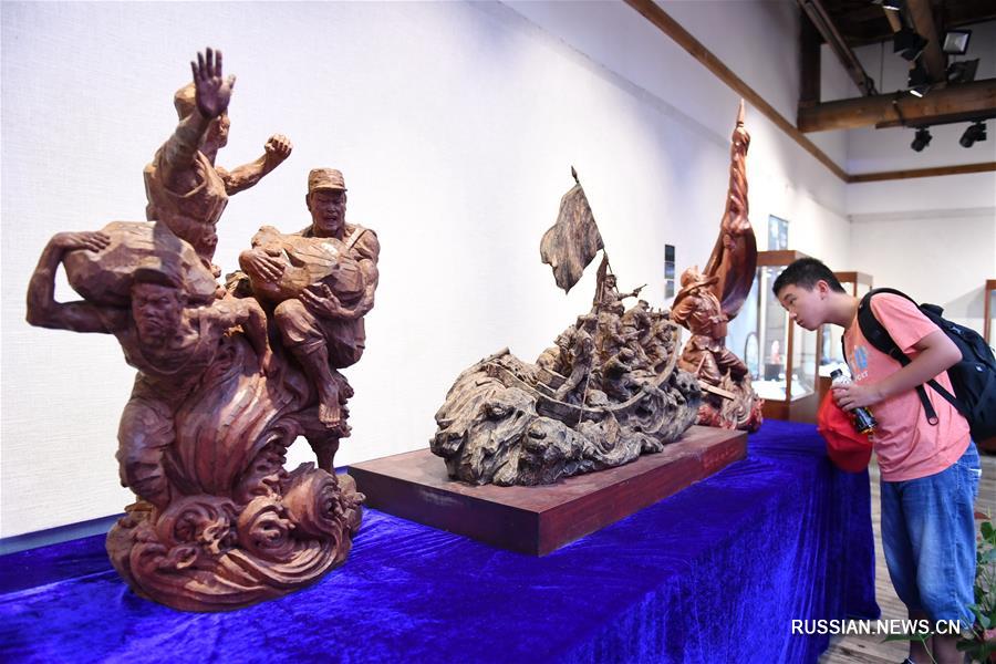 В Фучжоу открылась выставка молодых мастеров художественной резьбы