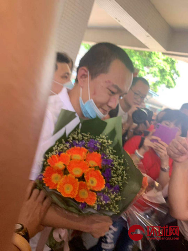 Избитый демонстрантами Сянгана китайский журналист Фу Гохао выписался из больницы 