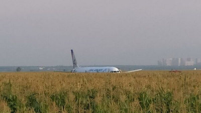 В Жуковском пассажирский самолет совершил аварийную посадку