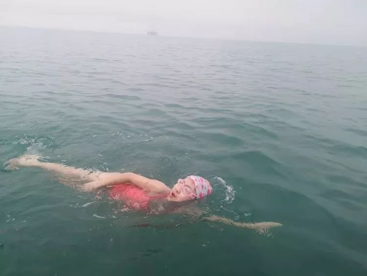 9-летняя китайская девочка успешно переплыла пролив Цюнчжоу