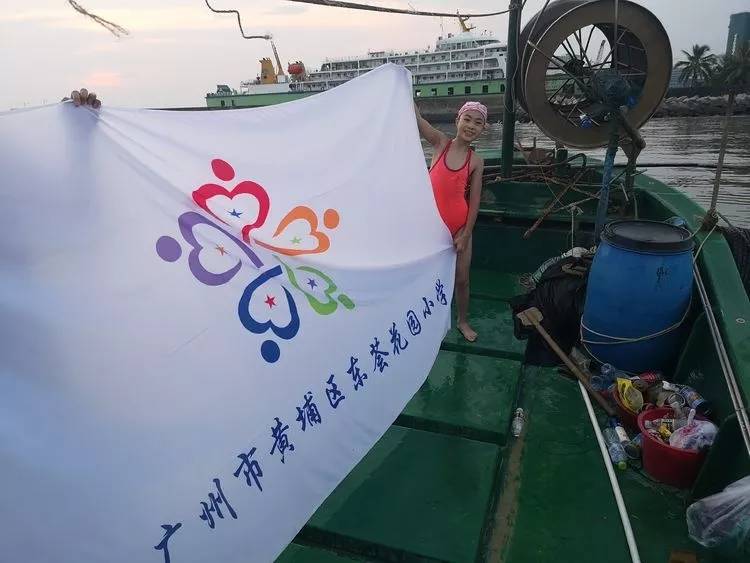 9-летняя китайская девочка успешно переплыла пролив Цюнчжоу
