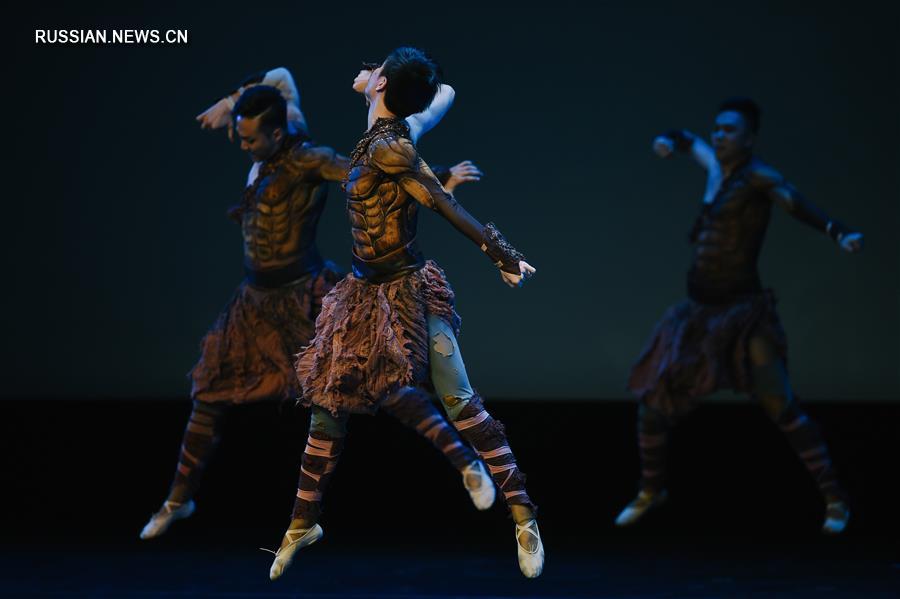 Китайские артисты представили в Москве шоу-спектакль "Встреча с Великой рекой"