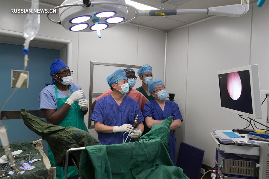 Работа китайских медиков в больнице в Замбии