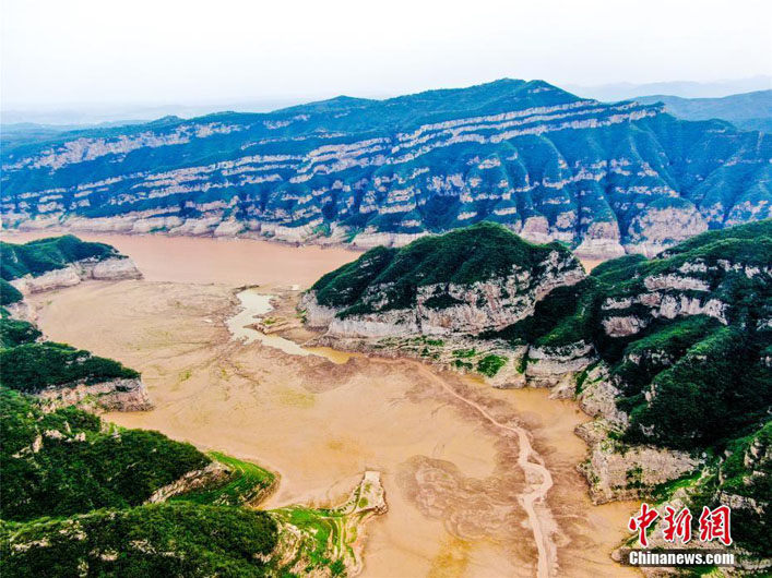 Высохшее русло реки Хуанхэ выглядит как гравюра