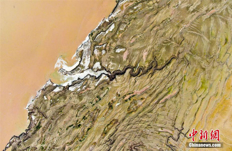 Высохшее русло реки Хуанхэ выглядит как гравюра