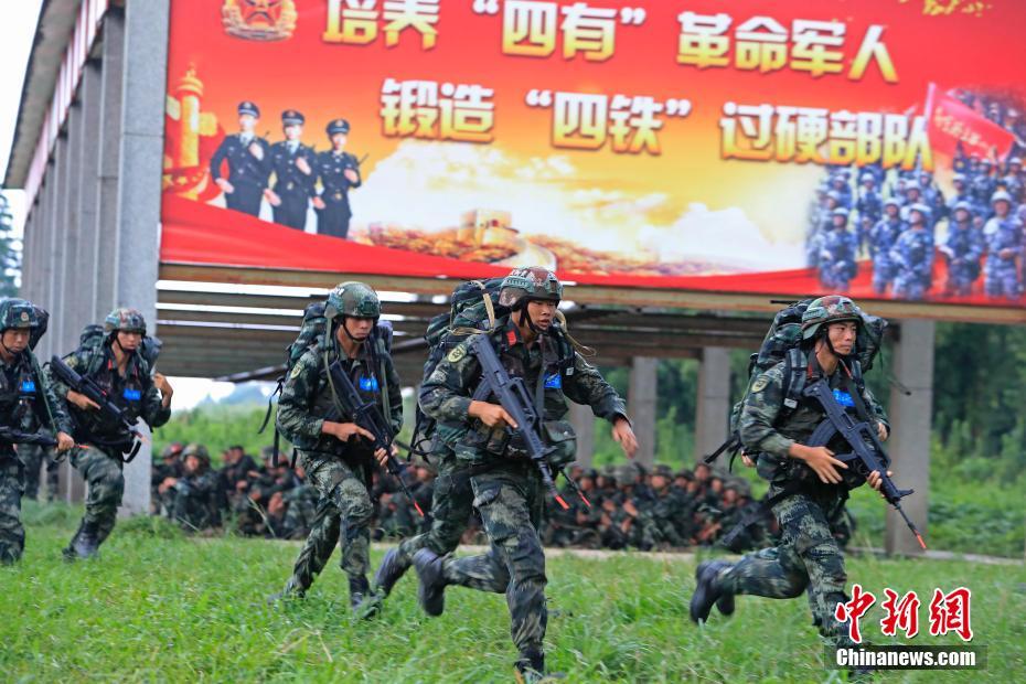 Отряд военизированной полиции в Шанхае провел учение