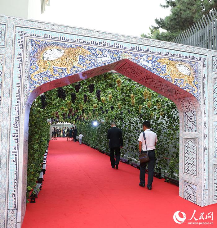 Главы МИД Китая и Узбекистана присутствовали на церемония открытия нового здания посольства Республики Узбекистан в КНР