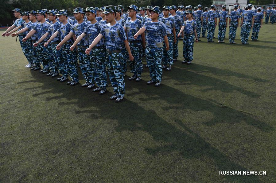 Китайский научно-технический университет проводит военную подготовку для первокурсников