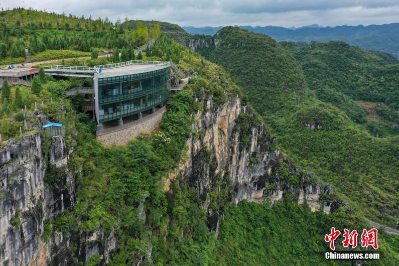 Художественная галерея на обрыве высотой 165 метров в Юго-Западном Китае