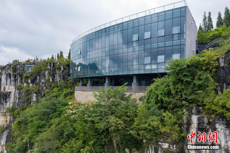 Художественная галерея на обрыве высотой 165 метров в Юго-Западном Китае