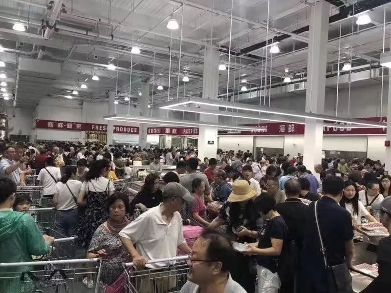 Американский супермаркет Costco в Шанхае был вынужден закрыться в первый же день открытия из-за огромного наплыва покупателей 