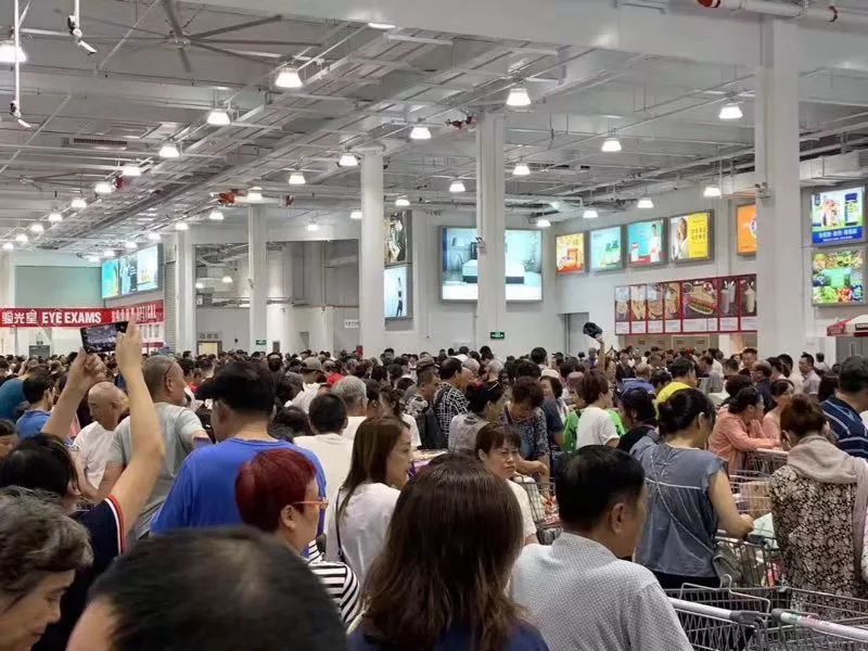 Американский супермаркет Costco в Шанхае был вынужден закрыться в первый же день открытия из-за огромного наплыва покупателей 