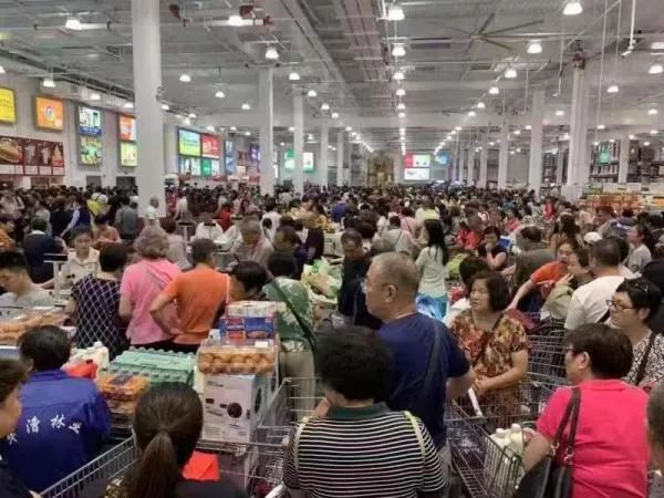 Американский супермаркет Costco в Шанхае был вынужден закрыться в первый же день открытия из-за огромного наплыва покупателей 