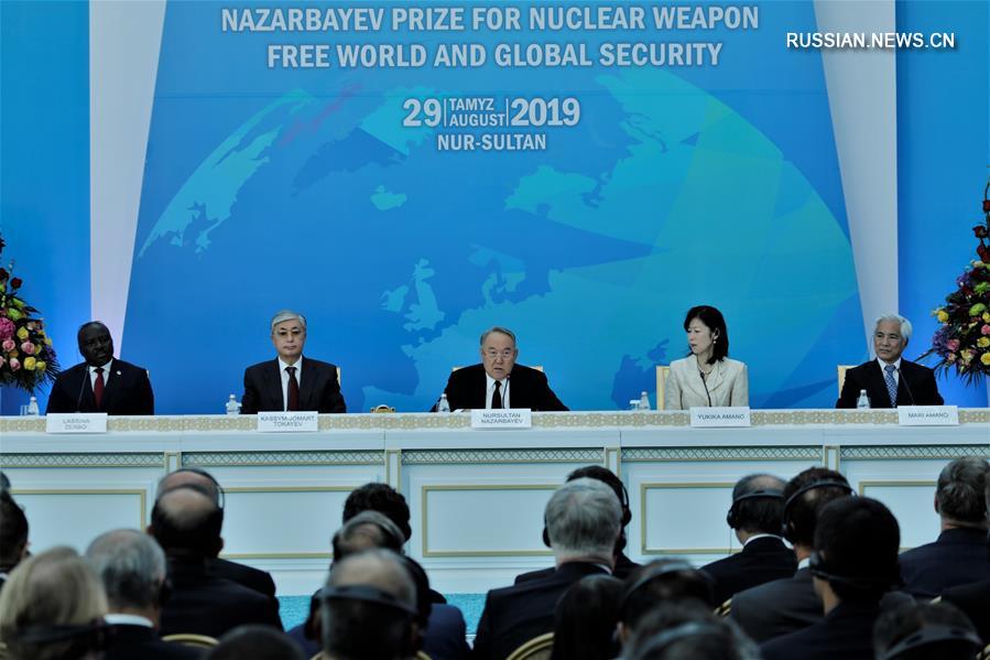 Первый президент Казахстана вручил премию за мир без ядерного оружия и глобальную безопасность