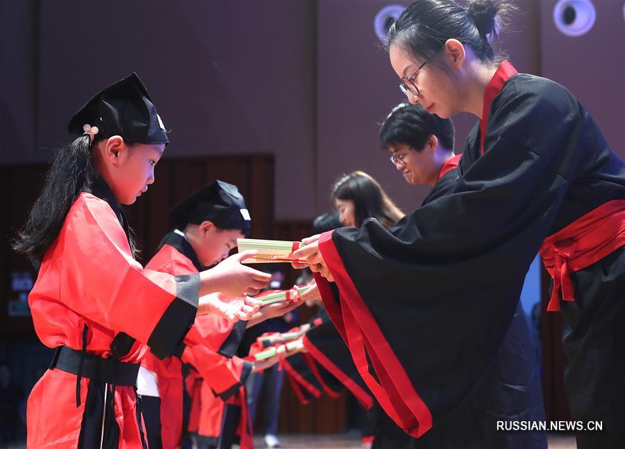 Церемония начала учебы в шанхайской начальной школе