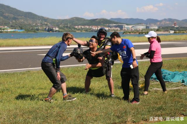 Китаец без ног бросил себе вызов на прыжок с парашютом